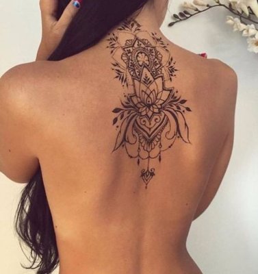  Tatouage mandala sur le haut du dos et la nuque